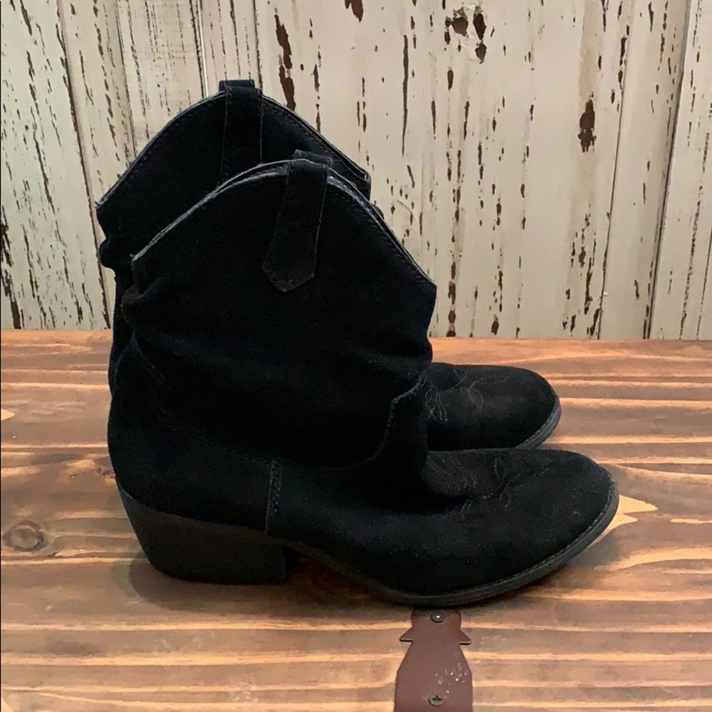 Women’s White Mountain Black Boots ~ 7M
